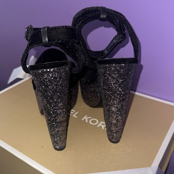 SALE‼️Steve Madden Platform Sandals - Picture 3 of 3